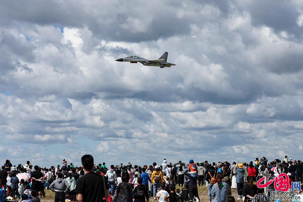 空军航空开放活动迎来公众开放日 中国战机晴空展翅