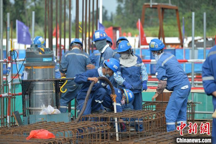 11月25日，在海南核电基地，“玲龙一号”全球首堆工程稳步推进。图为施工现场。　凌楠 摄